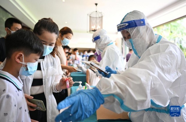 海南三亚：游客参与志愿服务 助力疫情防控